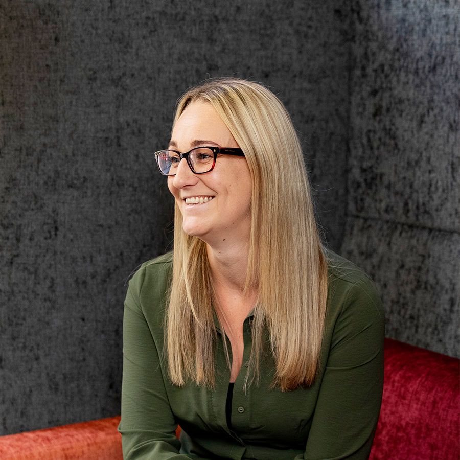 Eleanor Vizor headshot in office